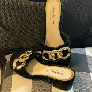 Juicy couture pump, slides fleece like with gold chain